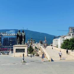 Riiiiiiiesige Plätze findet man in jeder mittelgroßen Stadt im Balkan