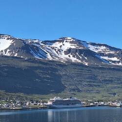 Die Viking Mars liegt schon am Pier. Wir ankern davor und tendern an Land.