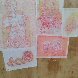 Durch rote Brille sieht man andere Bilder die in blau hinterlegt sind.