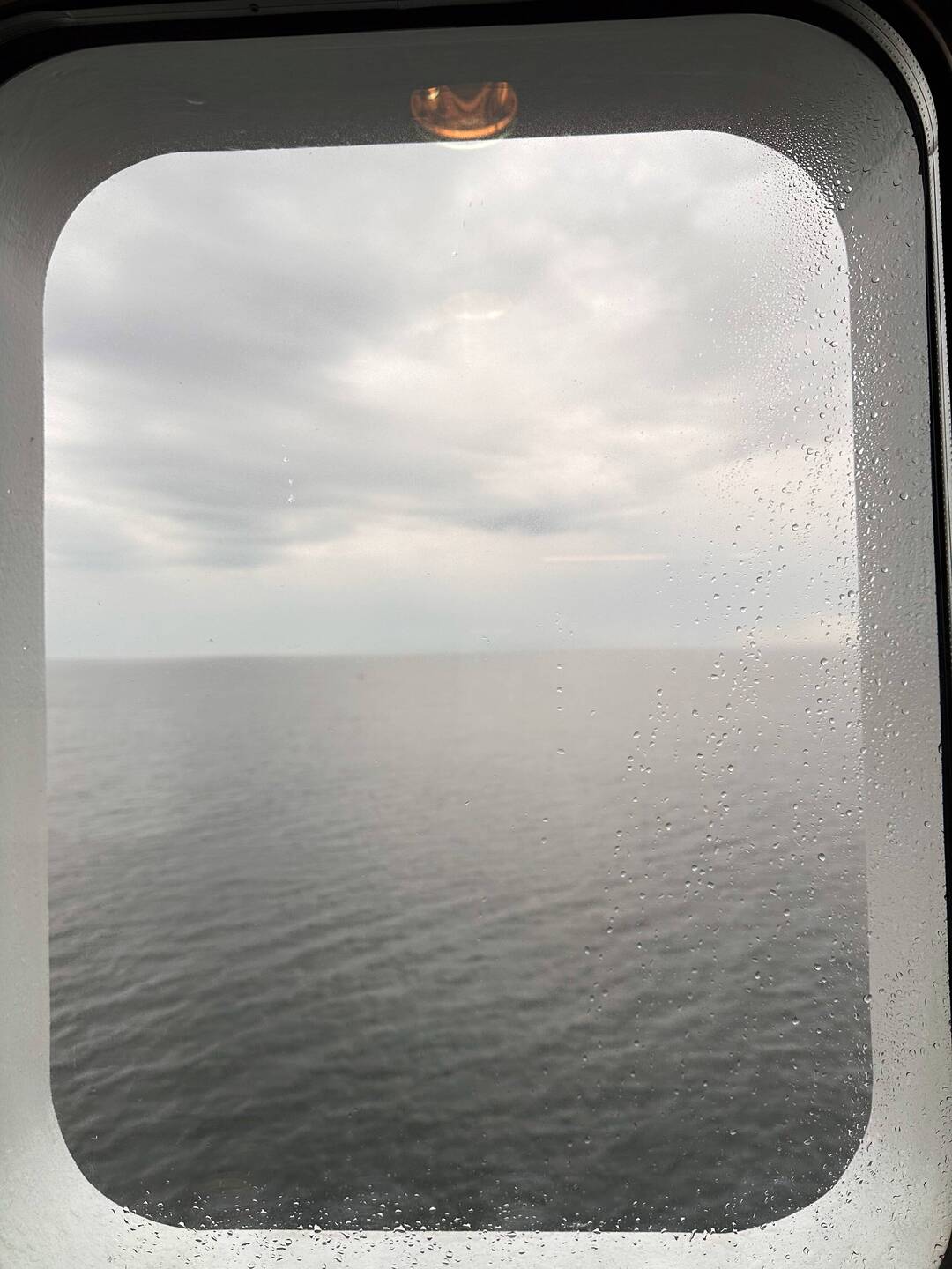 Blick aus dem Fenster auf die leicht verregnete Ostsee