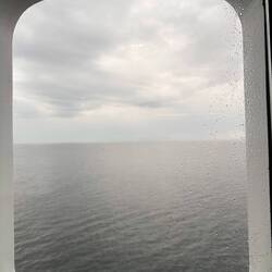 Blick aus dem Fenster auf die leicht verregnete Ostsee