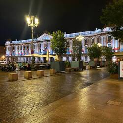 ein Gebäude, links das Rathaus, rechts das Theater
