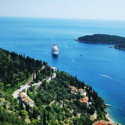 Einige Kreuzfahrtschiff vor und im Hafen von Dubrovnik