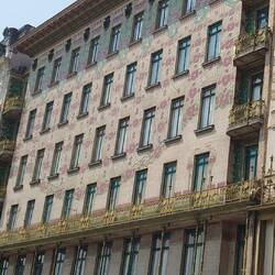 "Majolikahaus" v. Otto Wagner mit Pflanzen-Keramikplatten
