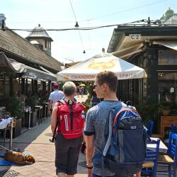 Es gibt viele Restaurants mit Außenbereich.