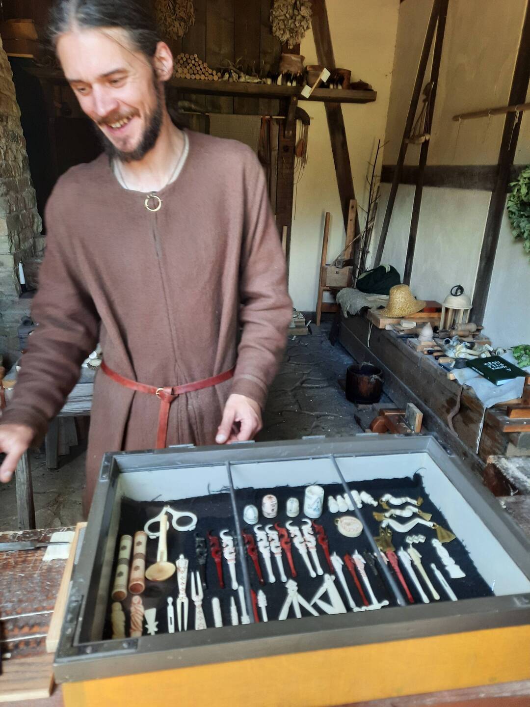 Dieser Kunsthandwerker mit profunden Kenntnissen hat einen Stand in der Vorburg Cēsis