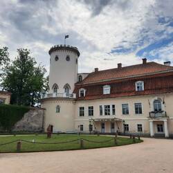 Das Herrenhaus neben der Burgruine