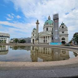 Links das Wien-Museum in einem nüchternen 50er-Jahre-Bau