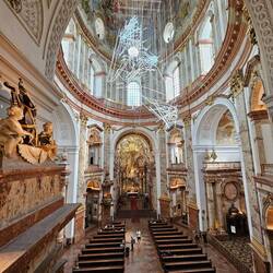 Blick von der Orgelempore, ganz vorn links studiere ich noch das Info-Heft.