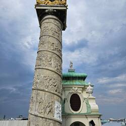 Säulen (die andere wird saniert) mit dem Leben des hlg. Borromäus, daneben ein Glockenturm.