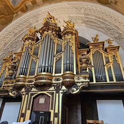 Barockorgel von 1739 mit eckigen, seitlichen Ergänzungen, weil ein größerer Umfang nötig wurde
