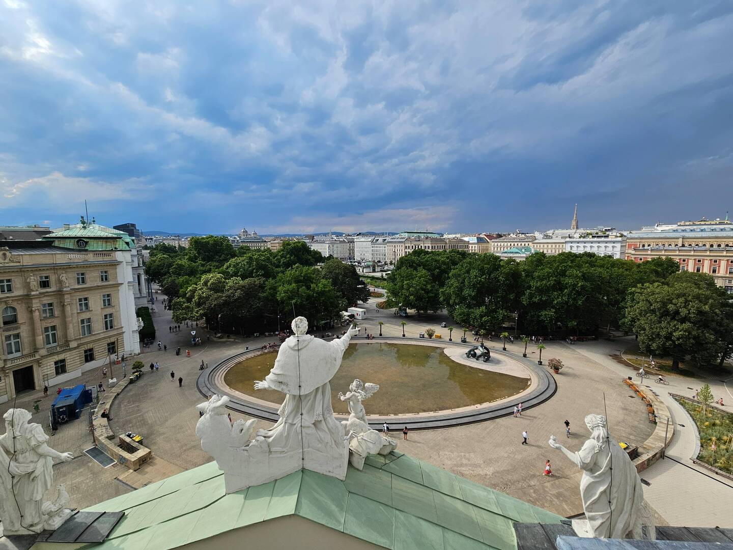 Blick von der Plattform auf den Karlsplatz: Ein Gewitter scheint in Anmarsch zu sein.