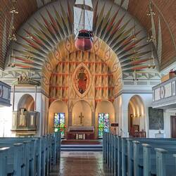 Schöner Innenraum, typisch schlicht für skandinavische Kirchen