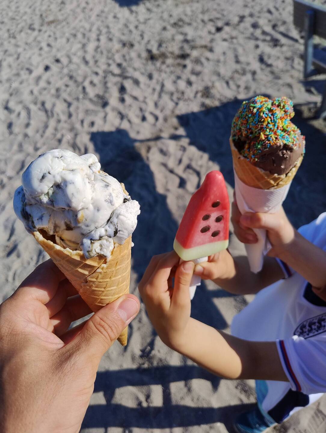 Lakritz -, Melonen- und Schokoeis mit Streusel. Zum Nachtisch Pommes.