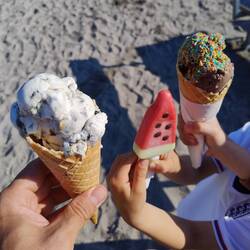 Lakritz -, Melonen- und Schokoeis mit Streusel. Zum Nachtisch Pommes.