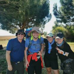 Gruppenbild an einem schattigen Rastplatz. Am modischsten gekleidet bin wie immer ich.