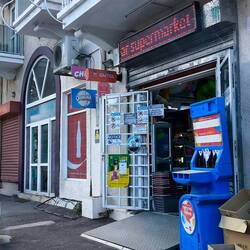 Direkt um die Ecke gibt's den Wolmar-Supermarkt