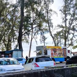 Am Strand finden wir viele Foodtrucks, die lokale Speisen anbieten