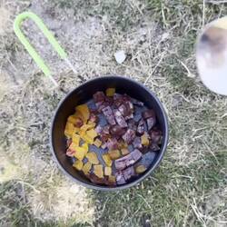 Kartoffelbrei mit Aprikosen und Wurst