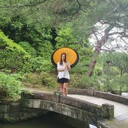 Ganz ungestellt auf einer Steinbrücke.