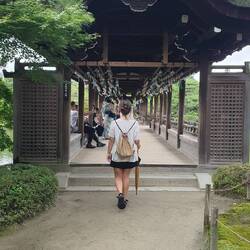 Hübsche Holzbrücke mit weiteren Glockenkugeln.