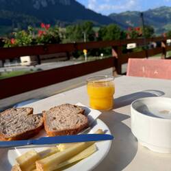 Mit einem feinen Frühstück an der Sonne lässt es sich doch besser in den Tag starten