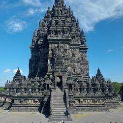 Das ist der Prambanan, ein Hindutempel. Die Form ist von Bergen inspiriert)