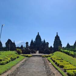 El volcán (activo) de fondo
