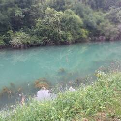Bizarre la couleur de l'eau du canal.