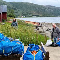 Packing the kayaks (hidden in the weeds)