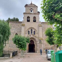 Marienkirche in Belorado. Wie ich sie betrete, wird gerade das Altarbild restauriert.