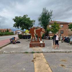 Pilgerdenkmal in Redencilla de Camino. Motiv und Wirklichkeit stehen sich an diesem Ort sehr nahe.