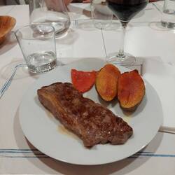 Abendessen mit Rioja-Wein.