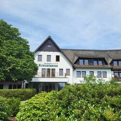 Hier gibt es leckere Eisbecher und ein Tretbecken.