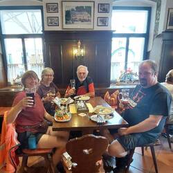 Fröhliche Gesellschaft!