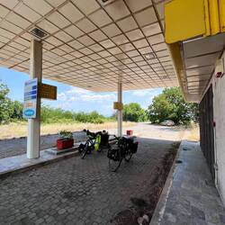Pause im Schatten einer Tankstelle