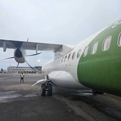 Sogar mit Propeller das Flugzüg. e chlini Kiste