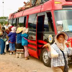 Auch ein Bus wird förmlich von Grillhähnchen-Veräuferinnen erobert.