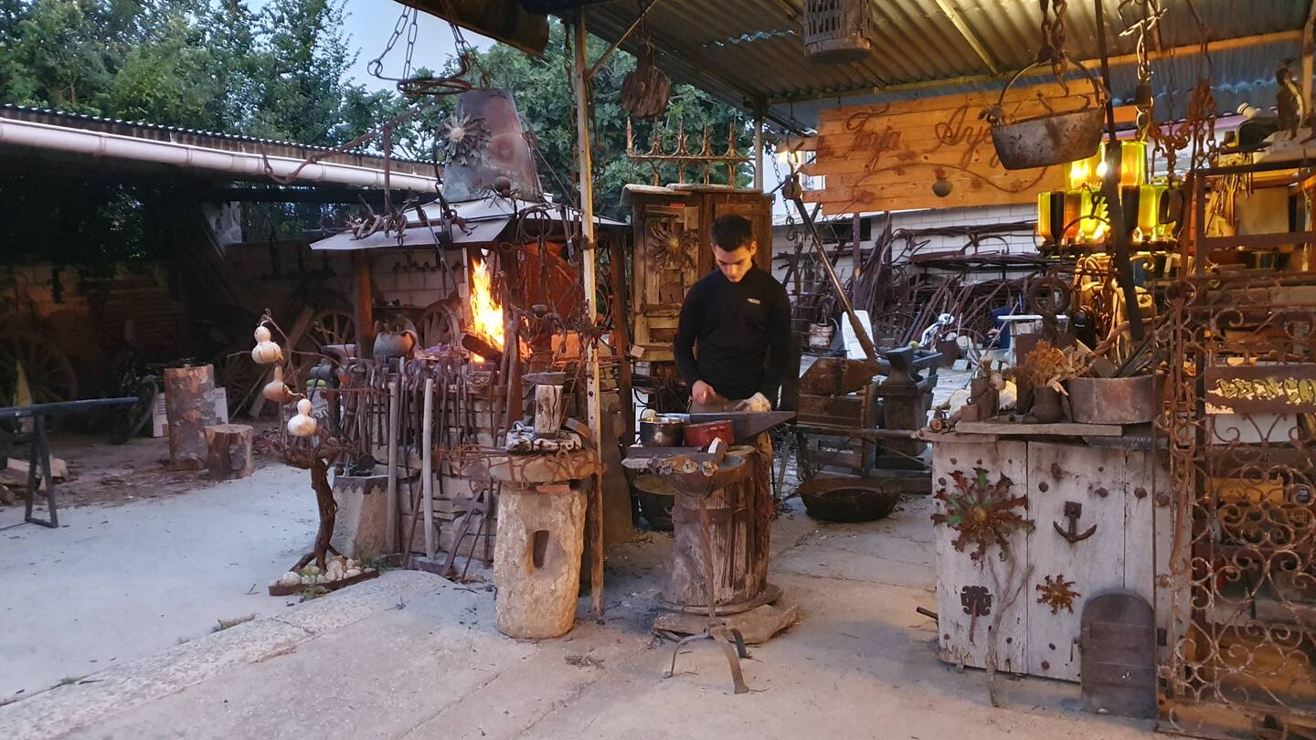 Forgeron à l'œuvre dès 6h30 du matin
