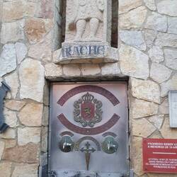 A droite une fontaine à eau... A gauche une fontaine à vin !