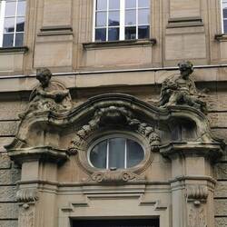 Wer sitzt denn da rechts und links vom Fenster?