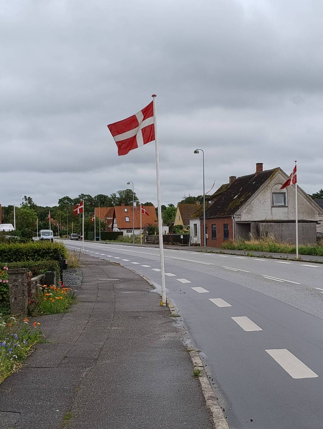 Da es hier im Sommer erst sehr spät dunkel wird, gibt es keine Laternen, sondern nur Flaggenmasten.