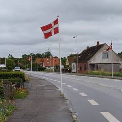 Da es hier im Sommer erst sehr spät dunkel wird, gibt es keine Laternen, sondern nur Flaggenmasten.