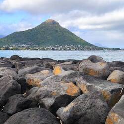 da drüben liegt das Städtchen "Tamarin"