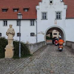 Hofeinfahrt zum Weingut Lisberg