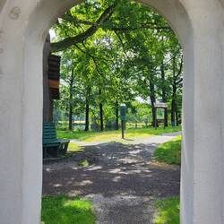 Ich verlasse den Ort und begebe mich in die triste Einsamkeit.