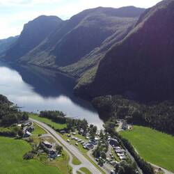 Drohnenbild vom Campingplatz und See