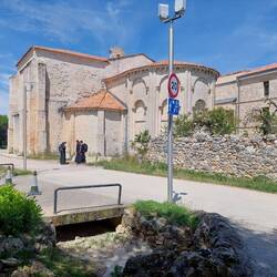 Das namensgebende Kloster. Davor stehen Priesteranwärter aus den USA, die Anhänger verteilen.