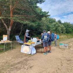 Ihn habe ich schon in vielen Videos gesehen. Für Spenden gibt es hier Kaffee und Früchte.