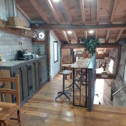 Küche und Essensraum der Unterkunft. Fast alles von Hand gemacht.